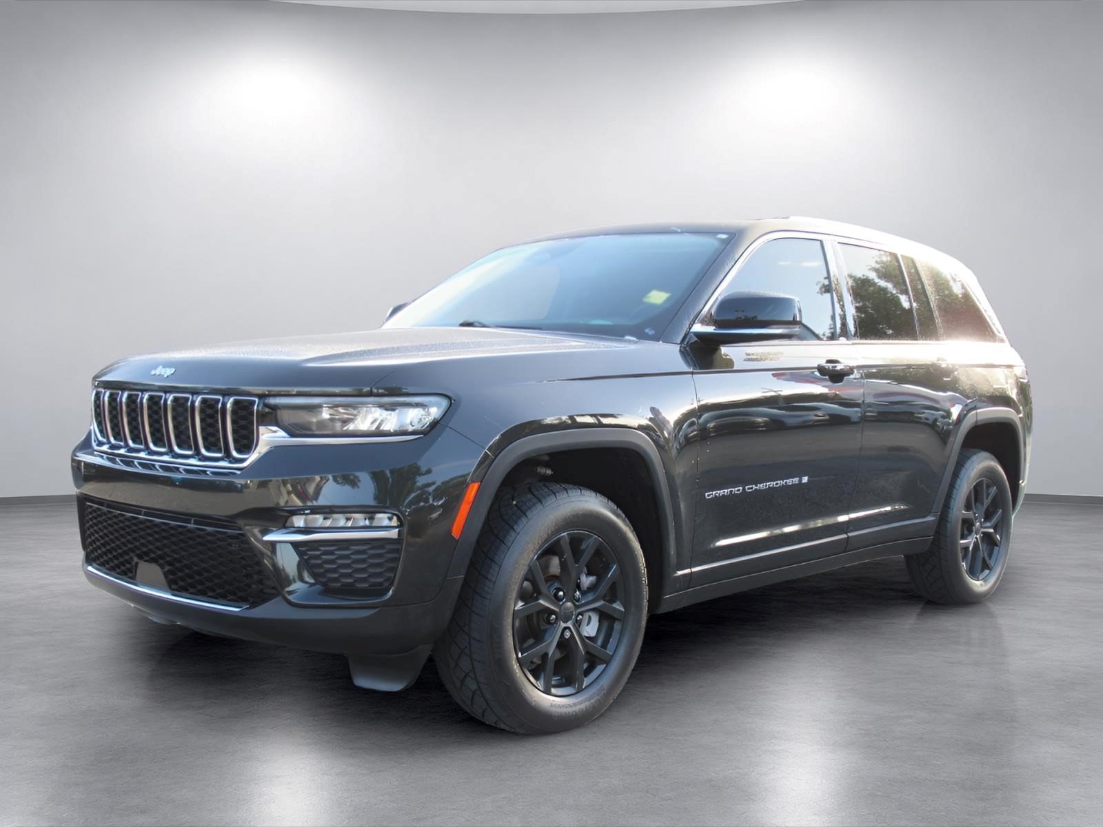 Used 2023 Jeep Grand Cherokee Limited AWD/4WD image 3