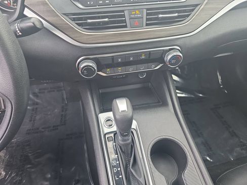 Used 2025 Nissan Altima 2.5 SV FWD image 17