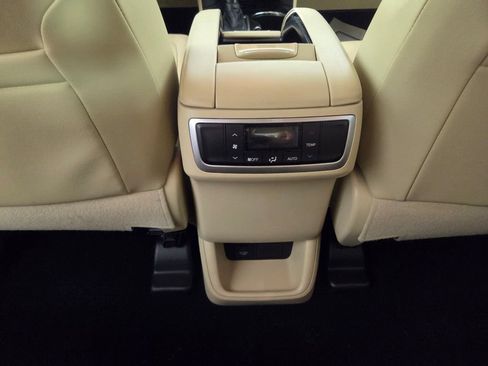 Used 2019 Toyota Highlander XLE FWD image 28