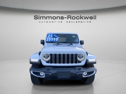 Used 2025 Jeep Wrangler Sahara image 2