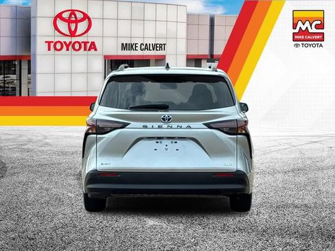Used 2025 Toyota Sienna XLE FWD image 4