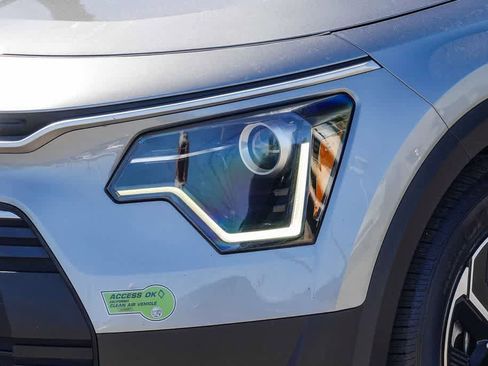 Certified 2023 Kia Niro EX FWD image 7