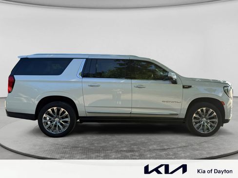 Used 2022 GMC Yukon XL Denali w/ Denali Ultimate Package AWD/4WD image 4