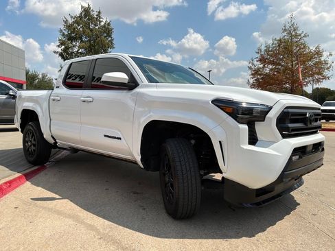 Used 2025 Toyota Tacoma SR5 AWD/4WD image 4