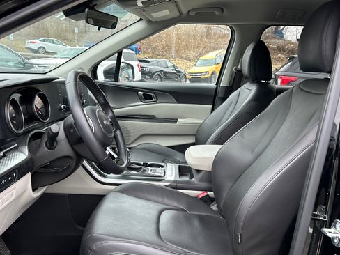 Used 2024 Kia Carnival LX image 4