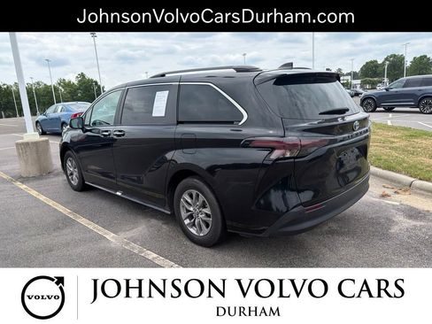 Used 2024 Toyota Sienna XLE FWD image 7