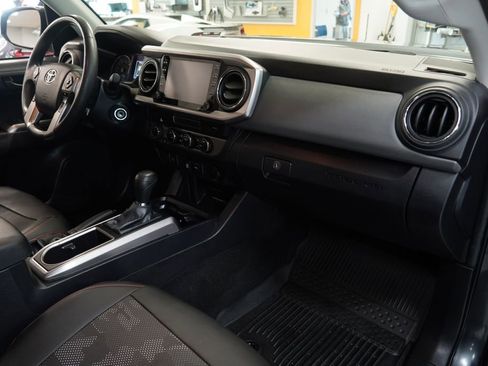 Used 2022 Toyota Tacoma SR5 AWD/4WD image 11
