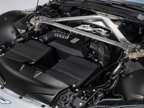 Used 2023 Aston Martin V8 Vantage Roadster image 28