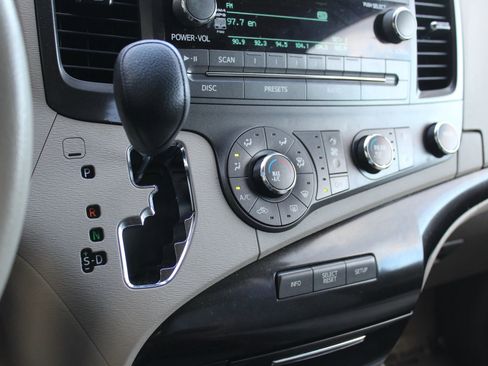 Used 2011 Toyota Sienna LE image 23