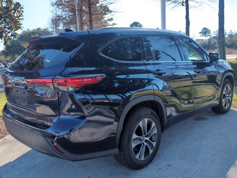 Certified 2021 Toyota Highlander XLE image 10