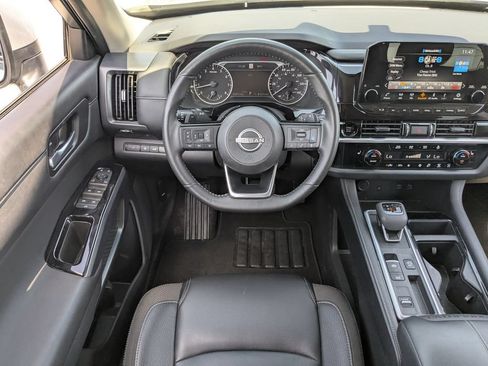Used 2025 Nissan Pathfinder SL FWD image 16