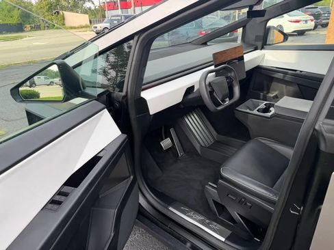 Used 2024 Tesla Cybertruck AWD Crew Cab image 10