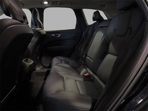 Used 2022 Volvo XC60 B5 Momentum image 24