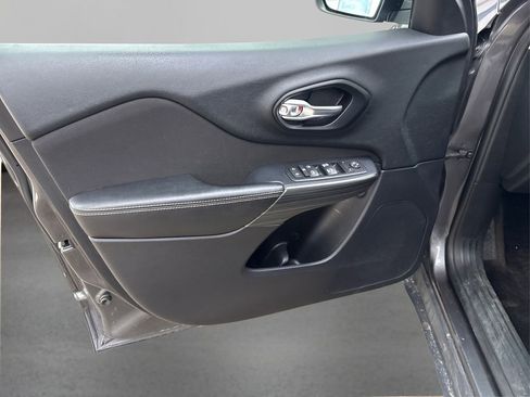 Used 2016 Jeep Cherokee Latitude w/ Cold Weather Group image 23