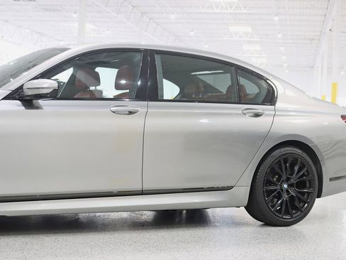 Used 2022 BMW 750i xDrive w/ Executive Package AWD/4WD image 3