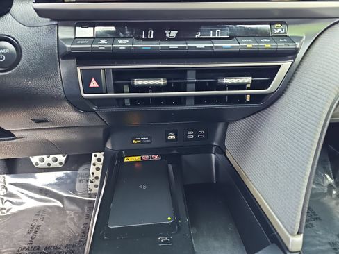 Used 2025 Toyota Camry SE w/ Convenience Package FWD image 24
