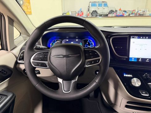 Used 2023 Chrysler Pacifica Touring-L FWD image 56