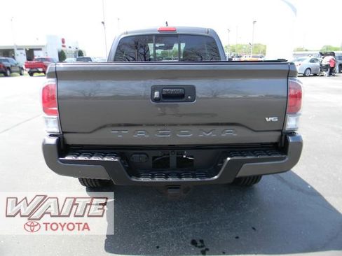 Used 2021 Toyota Tacoma TRD Sport AWD/4WD image 3