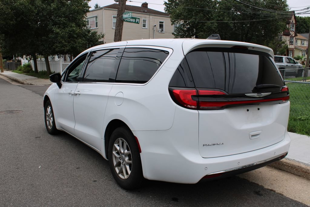Used 2025 Chrysler Pacifica Select FWD image 7