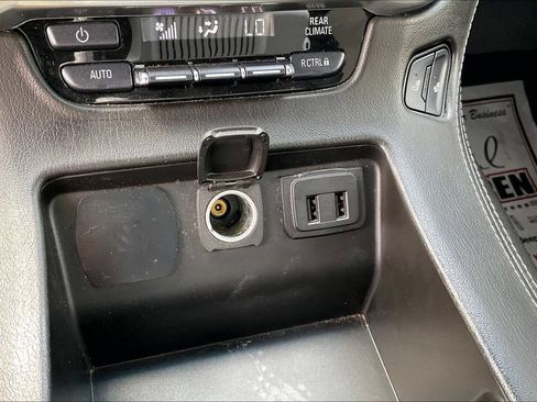 Used 2019 Chevrolet Suburban LT RWD image 33