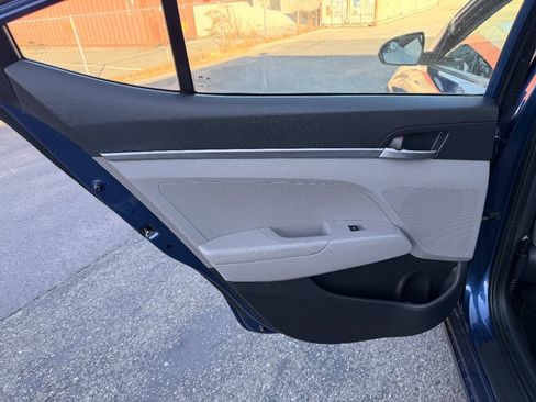 Used 2020 Hyundai Elantra SE FWD image 25