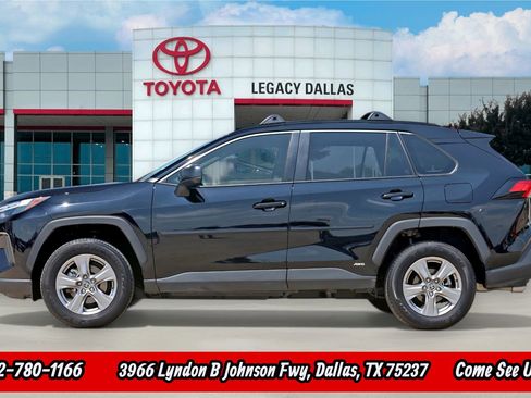 Used 2025 Toyota RAV4 LE AWD/4WD image 6