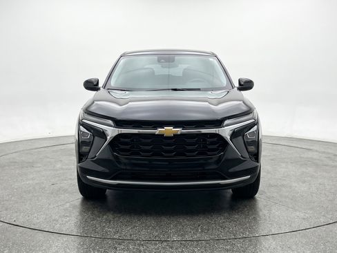 Used 2025 Chevrolet Trax LT FWD image 2