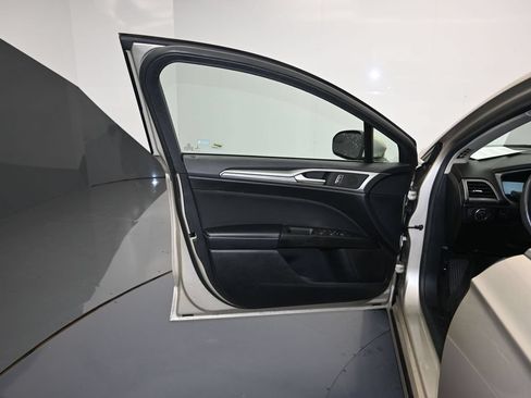 Used 2018 Ford Fusion SE w/ Fusion SE Technology Package FWD image 10
