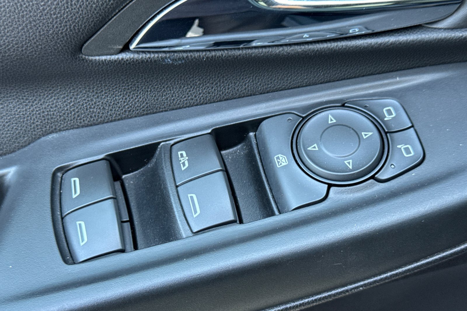 Used 2023 Chevrolet Bolt LT w/ Infotainment Package FWD image 11