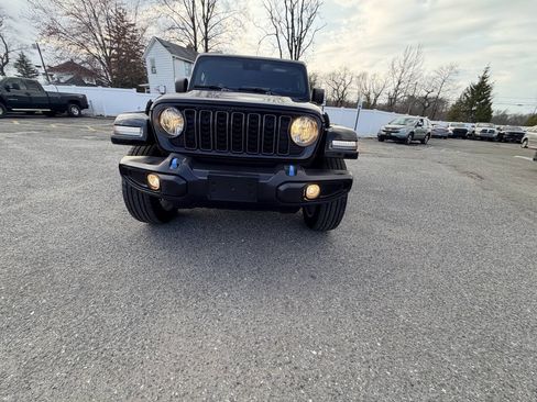 Used 2024 Jeep Wrangler Unlimited w/ Convenience Group AWD/4WD image 4