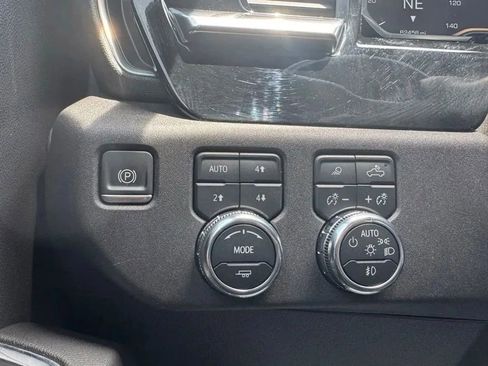 Used 2022 GMC Sierra 1500 SLT w/ X31 Off-Road Package AWD/4WD image 22