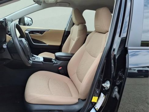 Used 2022 Toyota RAV4 XLE AWD/4WD image 12
