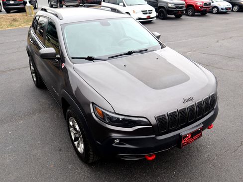 Used 2019 Jeep Cherokee Trailhawk image 12