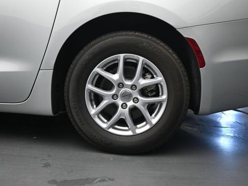Used 2023 Chrysler Pacifica Touring-L FWD image 13