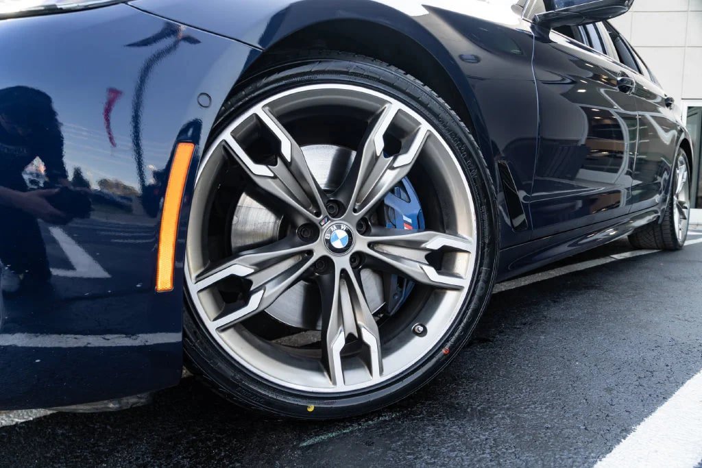 Used 2021 BMW M550i xDrive w/ Executive Package AWD/4WD image 2