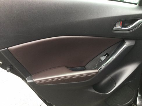 Used 2018 MAZDA MAZDA3 Touring FWD image 13