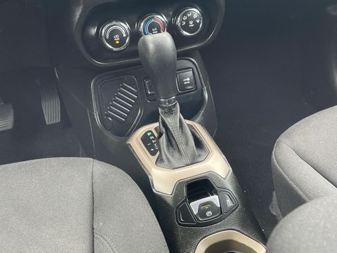 Used 2017 Jeep Renegade Latitude FWD image 29