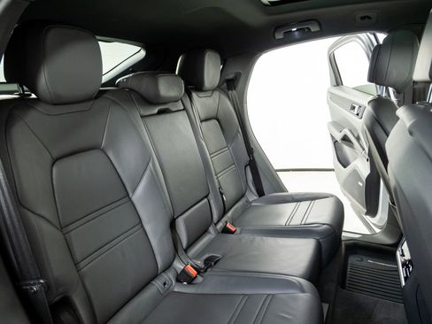 Used 2021 Porsche Cayenne Coupe image 23