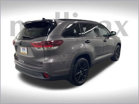 Used 2019 Toyota Highlander SE image 3