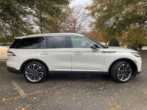 Used 2025 Lincoln Aviator Reserve w/ Equipment Group 201A image 2