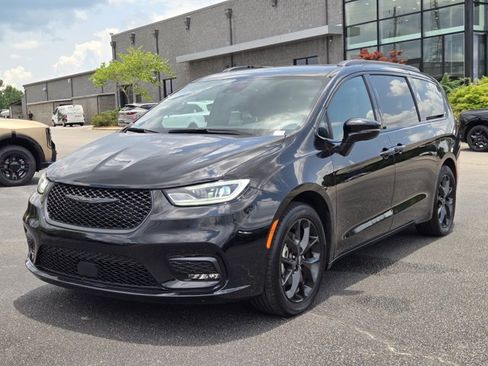 Used 2025 Chrysler Pacifica Limited FWD image 3