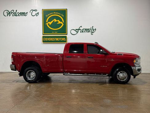 Used 2022 RAM 3500 Tradesman w/ Chrome Appearance Group AWD/4WD image 2