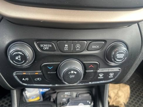 Used 2015 Jeep Cherokee Latitude w/ Cold Weather Group AWD/4WD image 23