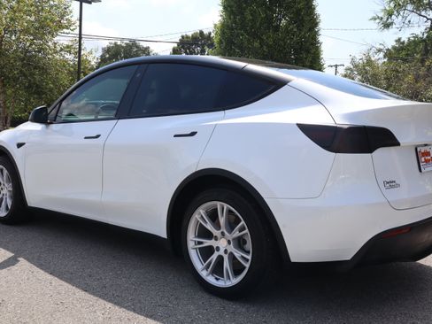 Used 2022 Tesla Model Y Long Range AWD/4WD image 9
