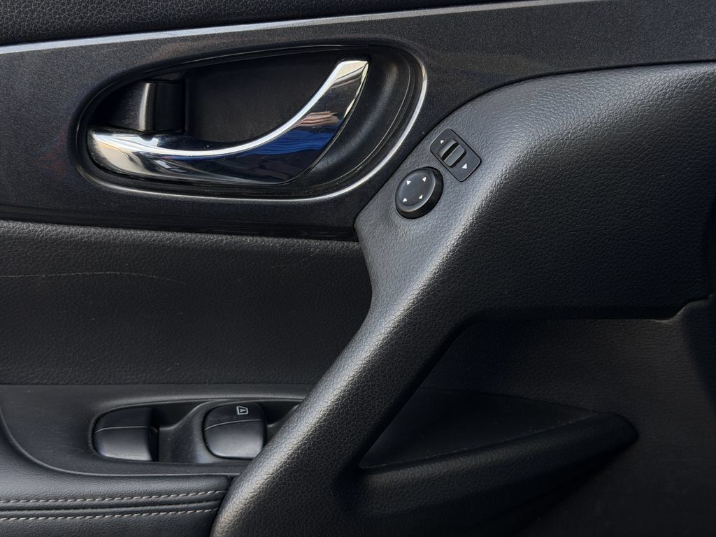 Used 2019 Nissan Rogue SV FWD image 4