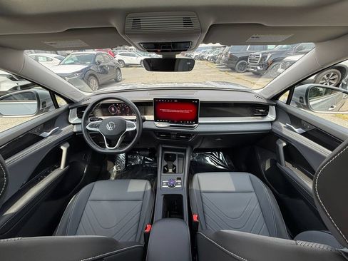 Used 2025 Volkswagen Tiguan SE AWD/4WD image 22