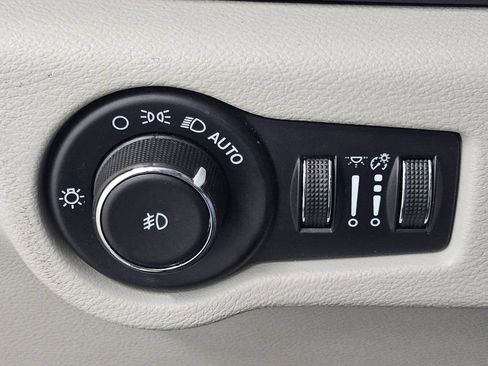 Used 2023 Chrysler Pacifica Touring-L FWD image 30