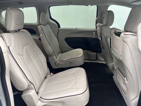 Used 2017 Chrysler Pacifica Limited image 17