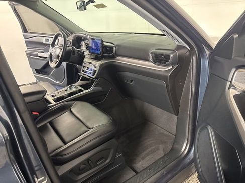 Used 2023 Ford Explorer XLT w/ Equipment Group 202A AWD/4WD image 28