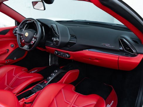 Used 2018 Ferrari 488 Spider RWD image 18